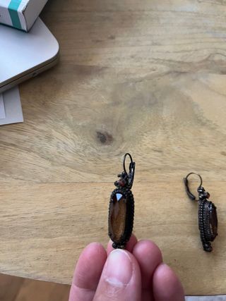 Pendientes vintage dorados con detalles naranjas