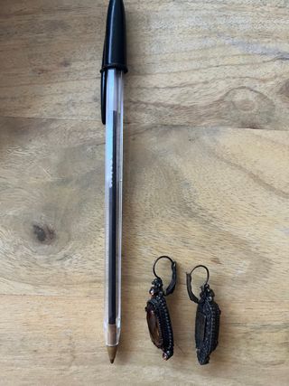 Pendientes vintage dorados con detalles naranjas