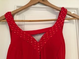 Precioso traje de fiesta rojo con etiquetas