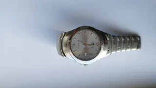 Reloj de pulsera plateado lotus