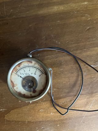 Voltímetro antiguo