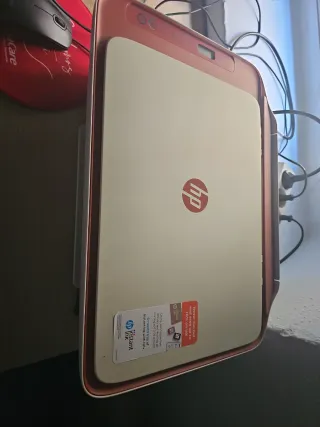 Impresora HP multifunción rosa y blanca