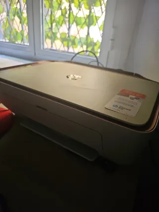 Impresora HP multifunción rosa y blanca