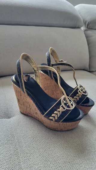 Sandalias Guess Talla 35 Plataforma Doradas