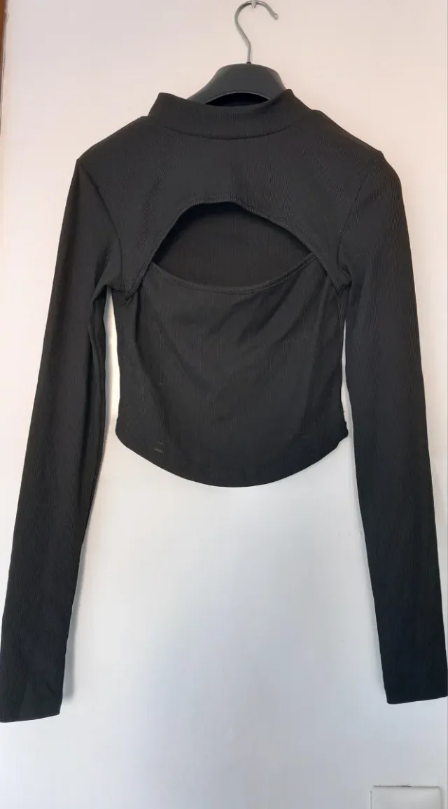 Camiseta negra manga larga con abertura