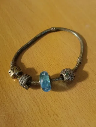 Pulsera Pandora con charms plateados y azules
