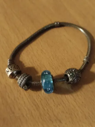 Pulsera Pandora con charms plateados y azules