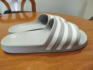 Chanclas Adidas Gris y Blanco