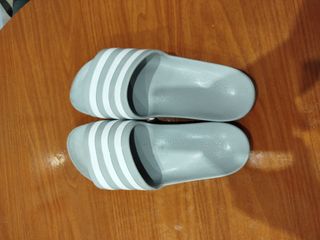 Chanclas Adidas Gris y Blanco