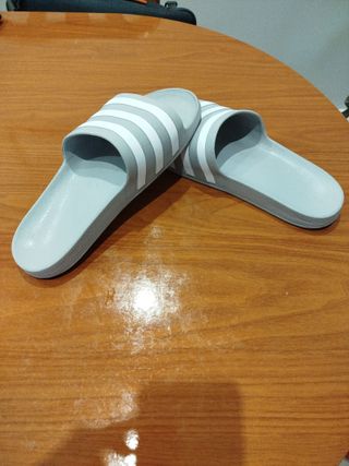 Chanclas Adidas Gris y Blanco