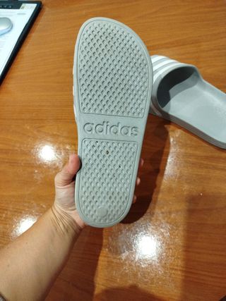 Chanclas Adidas Gris y Blanco