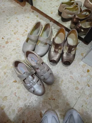 Zapatos de mujer dorados y plateados