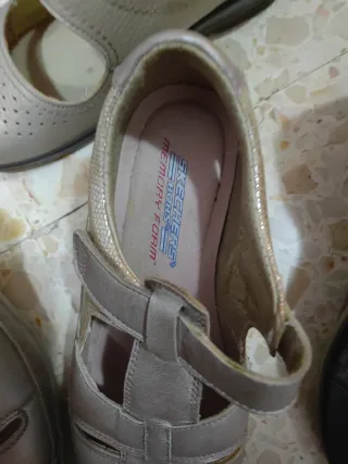 Zapatos de mujer dorados y plateados