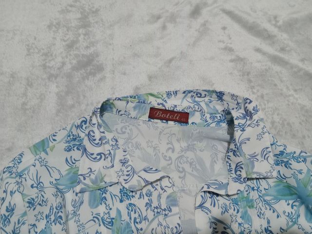 Camisa Boteli floral azul y blanco talla 46