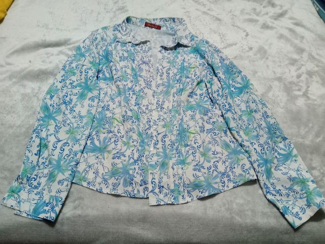 Camisa Boteli floral azul y blanco talla 46
