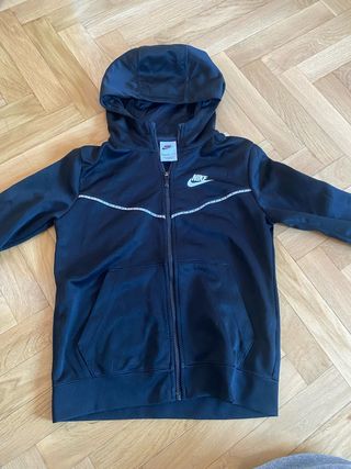 Chaqueta Nike con cremallera y capucha