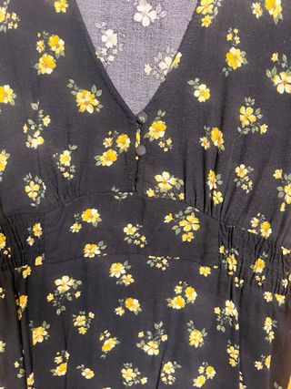 Vestido negro con flores amarillas