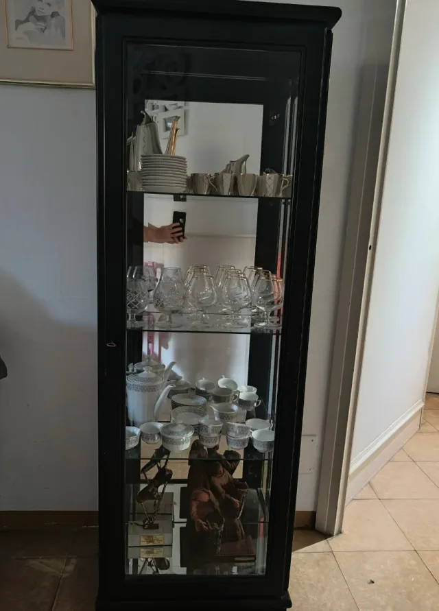 Vitrina Negra con Vajilla y Cristalería