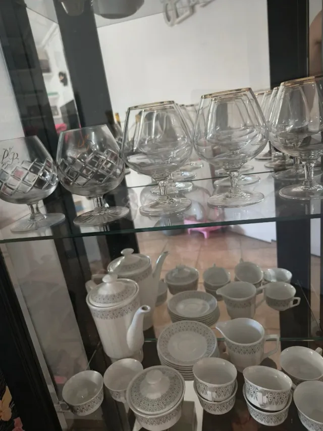 Vitrina Negra con Vajilla y Cristalería