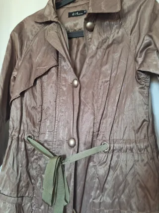 Gabardina corta marrón dorada