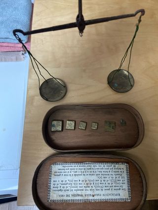 Báscula antigua de precisión con pesas