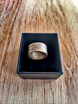 Anillo plateado con diseño