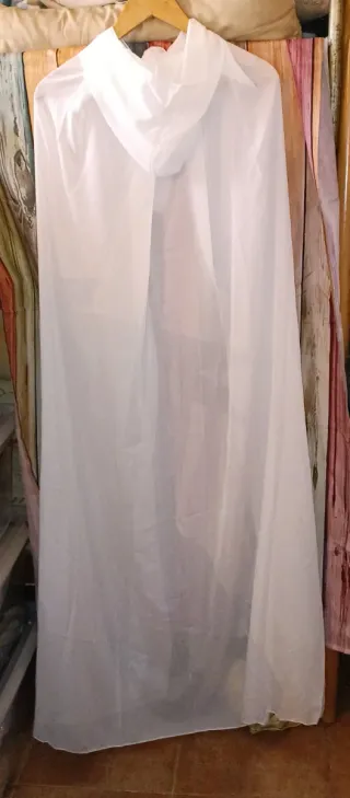 Capa larga blanca con capucha
