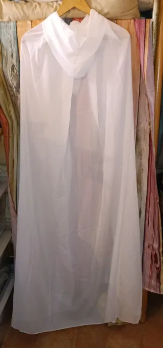 Capa larga blanca con capucha