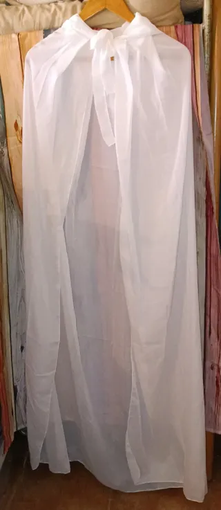 Capa larga blanca con capucha