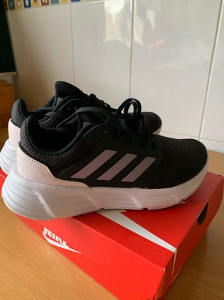 Zapatillas Adidas De Deporte Mujer Negras y Rosas.