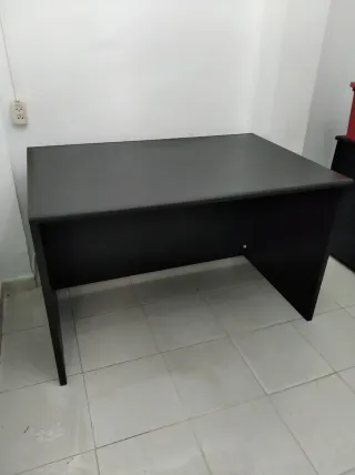 Mesa de despacho negra
