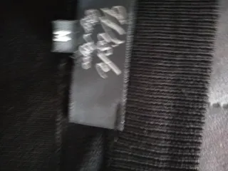 Blusa negra con encaje y perlas