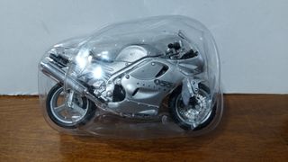 TRIUMPH DAYTONA 955i  Y DOS MAS  ( 1/18 )