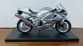 TRIUMPH DAYTONA 955i  Y DOS MAS  ( 1/18 )