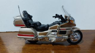TRIUMPH DAYTONA 955i  Y DOS MAS  ( 1/18 )