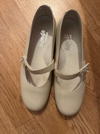 Zapatos de comunión blancos roto