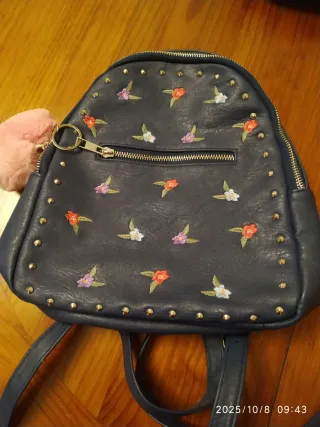 Mochila pequeña azul con flores