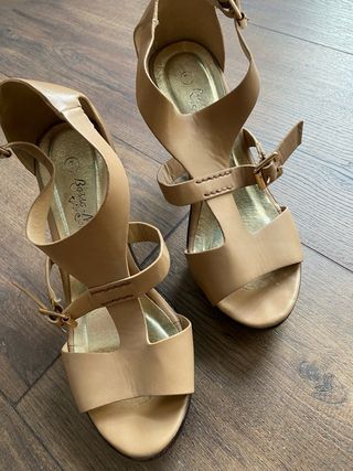 Sandalias de tacón beige