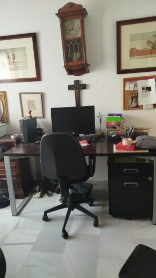 Mesa de despacho madera y aluminio.
