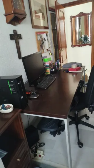 Mesa de despacho madera y aluminio.
