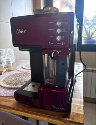 Cafetera Oster PrimaLatte Roja