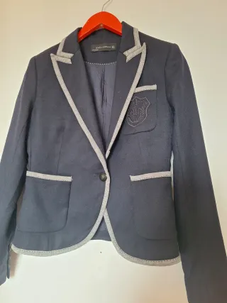 Chaqueta Zara azul marino con ribetes