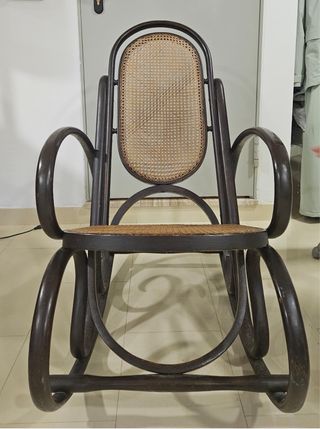 Mecedora de madera y mimbre