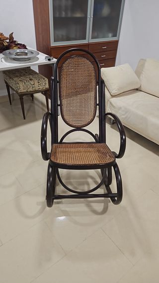 Mecedora de madera y mimbre