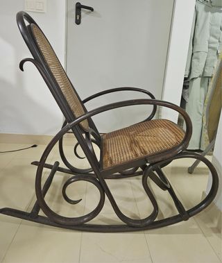 Mecedora de madera y mimbre
