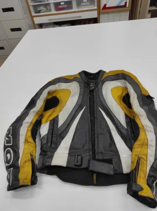Mono de moto cuero 2 piezas, talla 50.. tiro corto