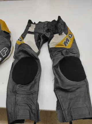 Mono de moto cuero 2 piezas, talla 50.. tiro corto