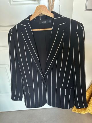 Traje Ralph Lauren rayas. 
