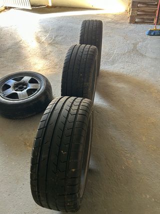 neumáticos de coche deportivo 