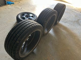 neumáticos de coche deportivo 